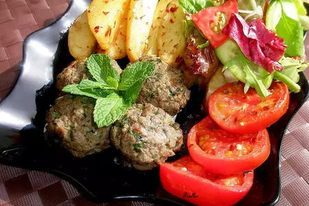 Котлетки запеченые в духовке с картофелем и помидорами: шаг 1