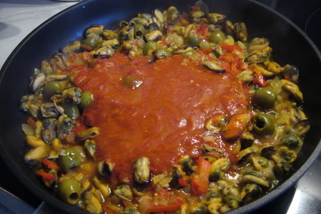 Тальятелле (гнезда) с мидиями и оливками в томатном соусе: шаг 3