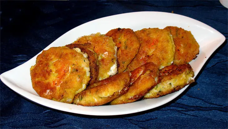 Зразы из морского окуня с креветками,жареные в кукурузных хлопьях: шаг 1
