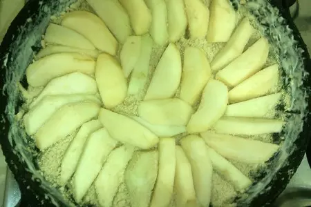 Шарлотка с печеньем: шаг 5