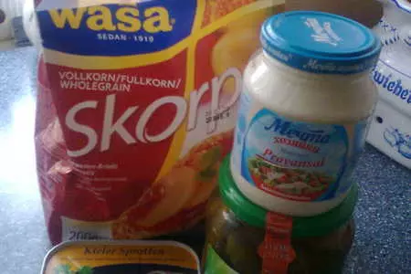 Будерброды со шпротами.: шаг 1
