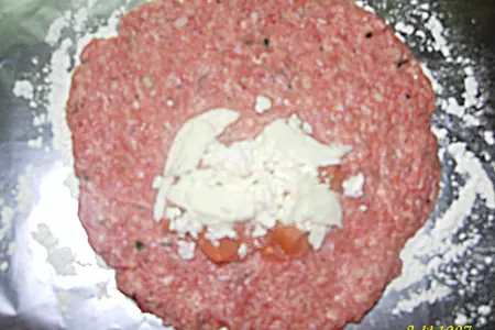 Котлеты с начинкой по гречески: шаг 3