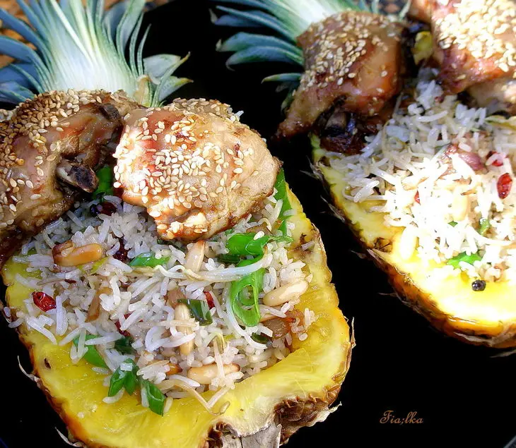 Фаршированный рисом ананас с ростками сои и курица с кунжутом: шаг 1