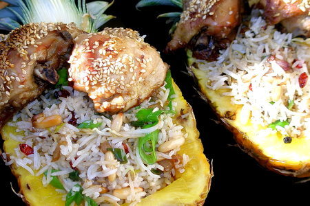 Фаршированный рисом ананас с ростками сои и курица с кунжутом: шаг 1
