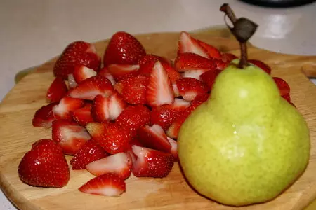 Салат из индейки с клубникой и грушей: шаг 2