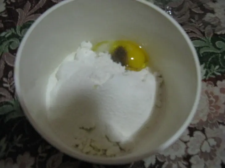 Творожные ленивые вареники с мясными шкварками: шаг 1