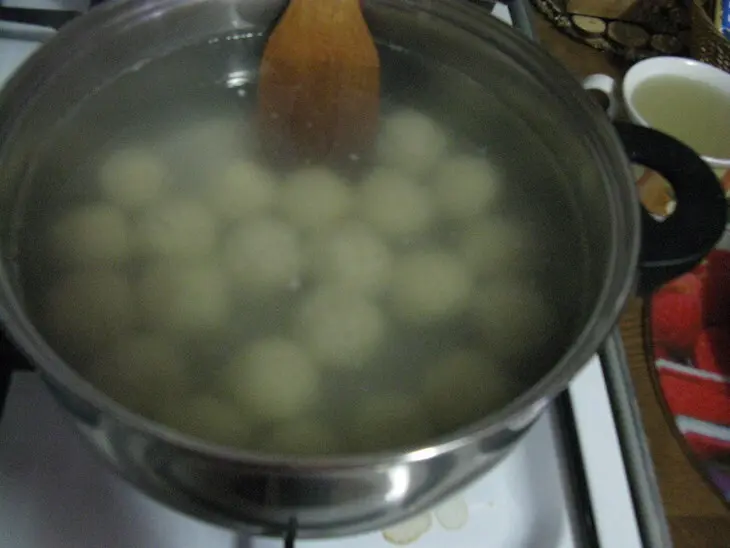 Творожные ленивые вареники с мясными шкварками: шаг 3