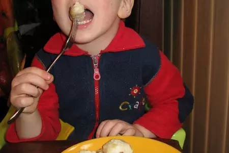 Творожные ленивые вареники с мясными шкварками: шаг 8