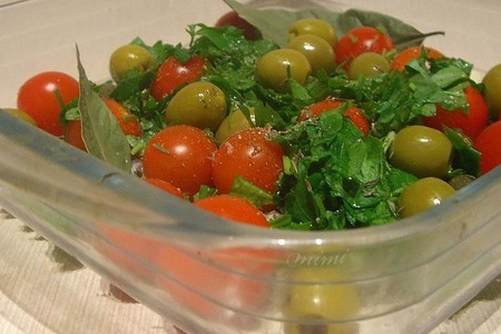 Рыба, запеченная с томатами-черри, оливками и зеленью: шаг 1