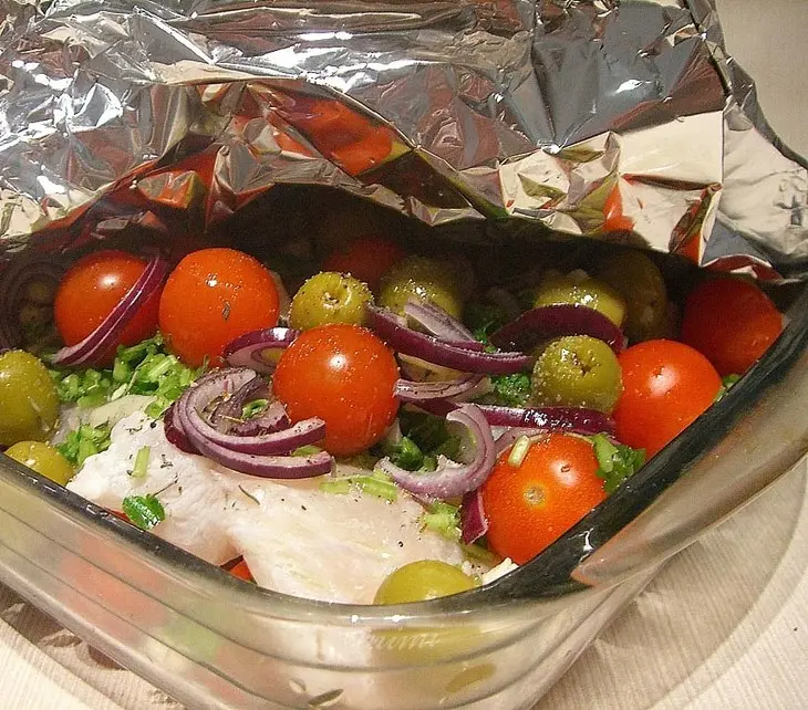 Рыба, запеченная с томатами-черри, оливками и зеленью: шаг 2