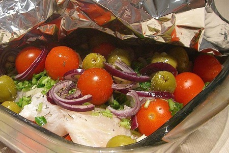 Рыба, запеченная с томатами-черри, оливками и зеленью: шаг 2
