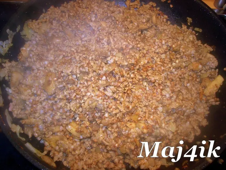 Необычные голубцы с фаршем, грибами и гречкой под сырной шапкой: шаг 2