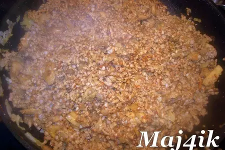 Необычные голубцы с фаршем, грибами и гречкой под сырной шапкой: шаг 2