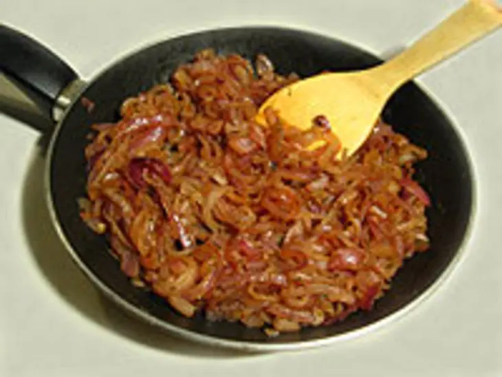 Слоёные пирожки с луком и сыром: шаг 1