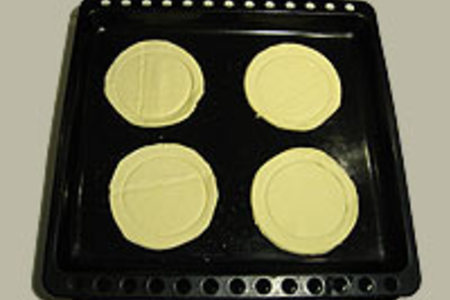 Слоёные пирожки с луком и сыром: шаг 2