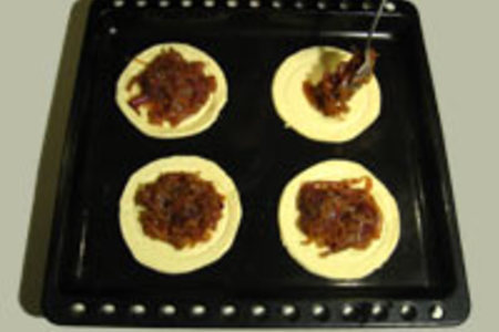 Слоёные пирожки с луком и сыром: шаг 3