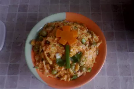 Морковный салат с  горошком и чесноком: шаг 2