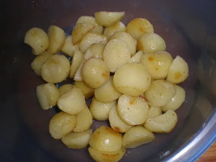 Салат картофельный с грибами: шаг 1