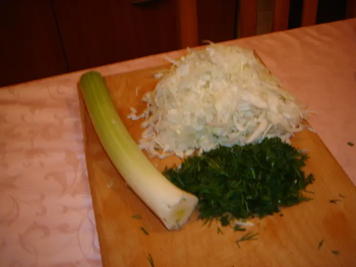 Салат из капусты с сыром  фетакса: шаг 2