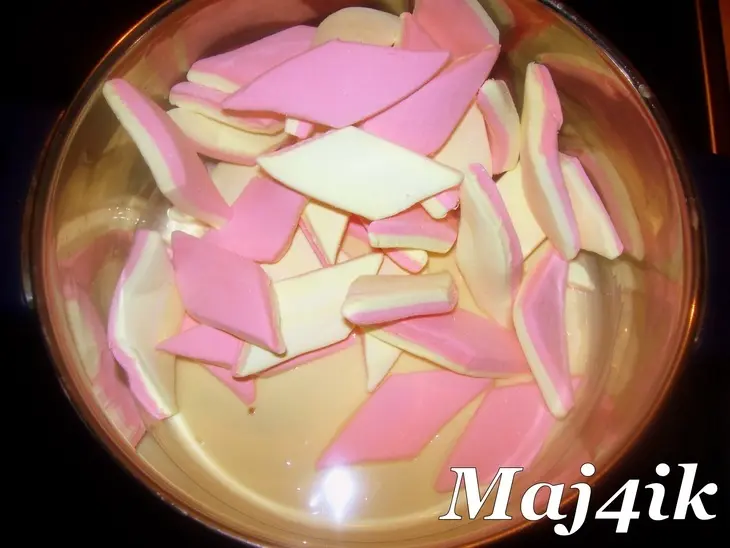 Мастика из белого шоколада и розочки из неё: шаг 1