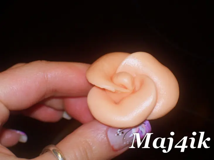 Мастика из белого шоколада и розочки из неё: шаг 5