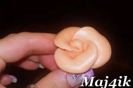 Мастика из белого шоколада и розочки из неё: шаг 5