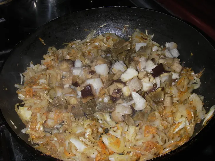 Куриные рулеты с белыми грибами и квашеной капустой: шаг 2