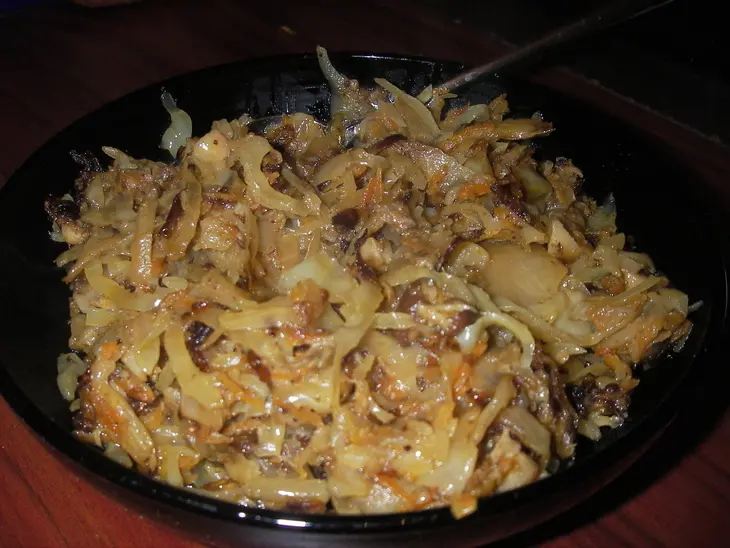 Куриные рулеты с белыми грибами и квашеной капустой: шаг 3