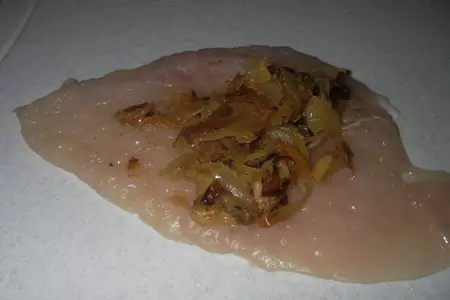 Куриные рулеты с белыми грибами и квашеной капустой: шаг 4