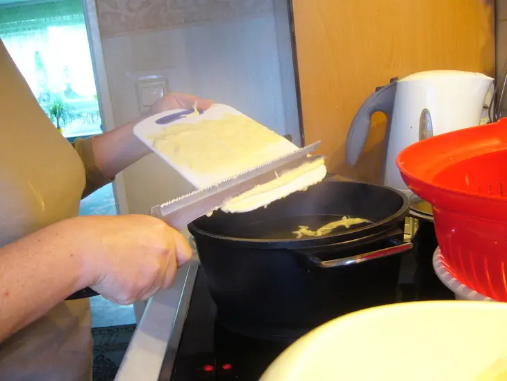 Клeкцки по-швабски (spätzle) с печеночно-грибным рагу: шаг 3