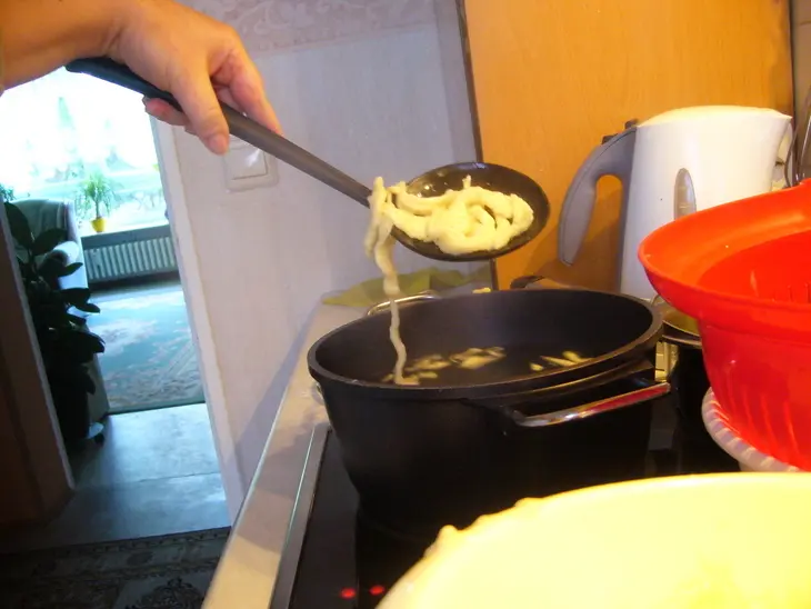 Клeкцки по-швабски (spätzle) с печеночно-грибным рагу: шаг 4