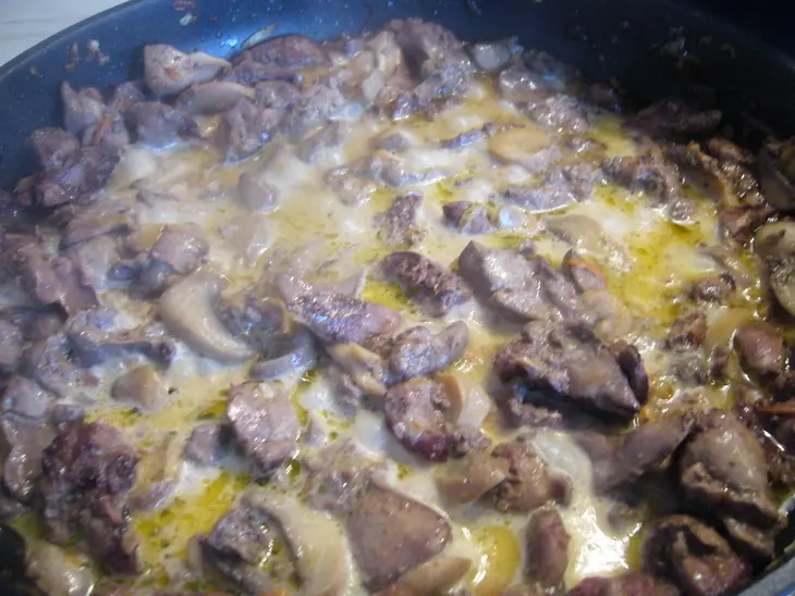Клeкцки по-швабски (spätzle) с печеночно-грибным рагу: шаг 7