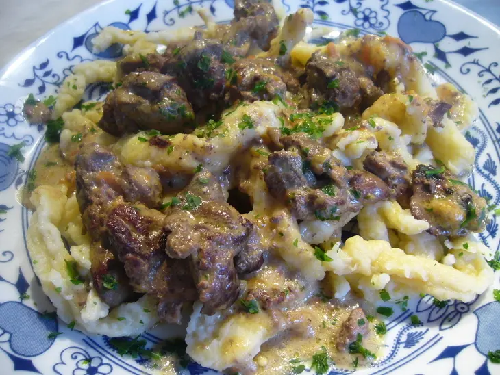 Клeкцки по-швабски (spätzle) с печеночно-грибным рагу: шаг 8