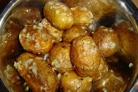 Печеная картошечка с чесноком и зеленью: шаг 5
