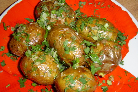 Печеная картошечка с чесноком и зеленью: шаг 6