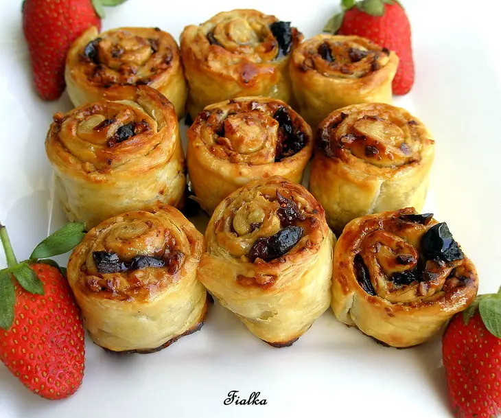 Слоеные булочки с грецкими орешками и клюквой: шаг 1