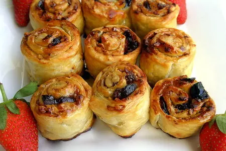 Слоеные булочки с грецкими орешками и клюквой: шаг 1
