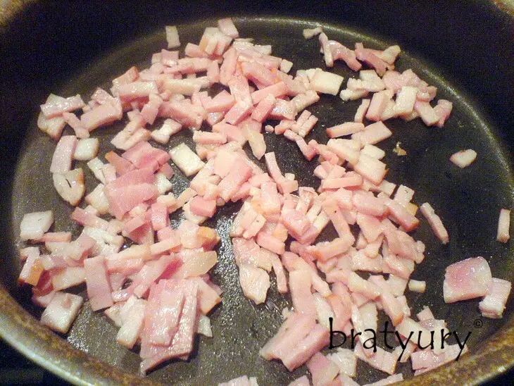 Пицца с грибами, беконом и свежим луком: шаг 2