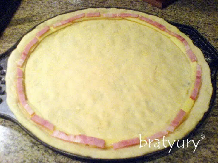Пицца с грибами, беконом и свежим луком: шаг 3