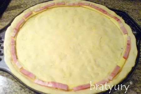 Пицца с грибами, беконом и свежим луком: шаг 3