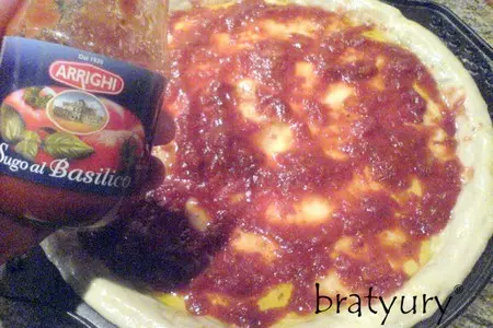 Пицца с грибами, беконом и свежим луком: шаг 4