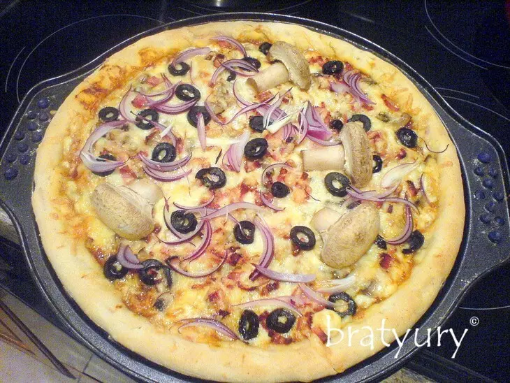 Пицца с грибами, беконом и свежим луком: шаг 7