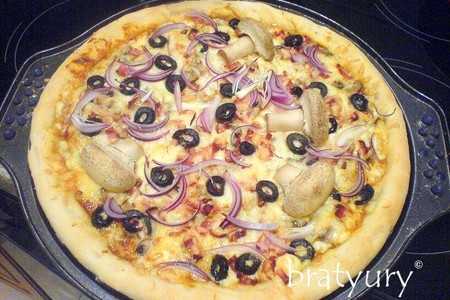 Пицца с грибами, беконом и свежим луком: шаг 7