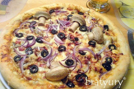 Пицца с грибами, беконом и свежим луком: шаг 8