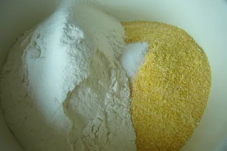 Кукурузный хлеб с чесноком: шаг 1