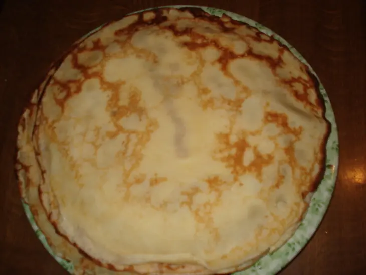 Блинный торт со шпротами: шаг 1