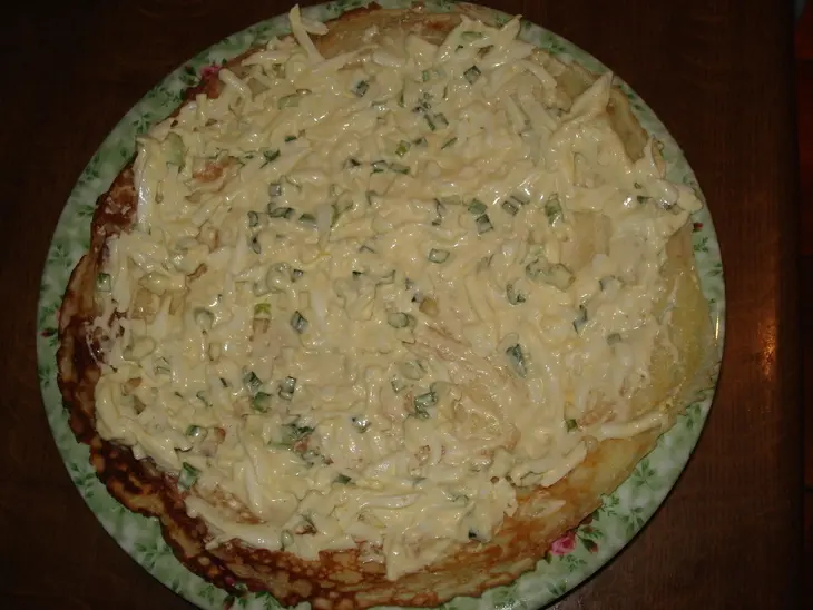 Блинный торт со шпротами: шаг 3