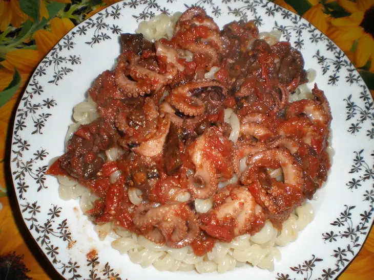 Осминог с макаронами: шаг 1