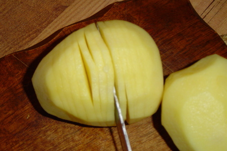 Картошка-гармошка с укропом: шаг 3