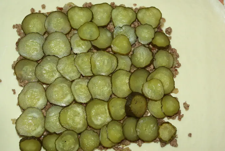 Пирог с картошкой, фаршем и солеными огурчиками: шаг 1